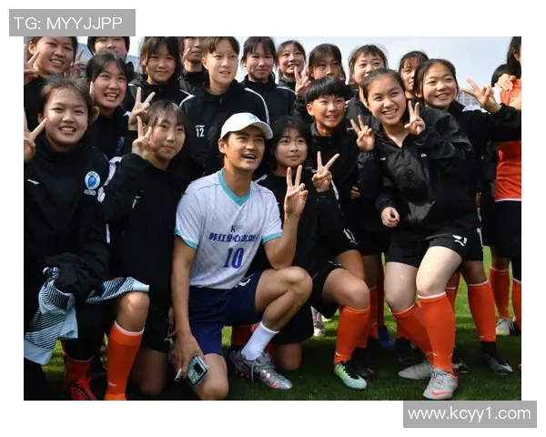 足球明星与中国福娃同框合影展现青春活力与团结精神