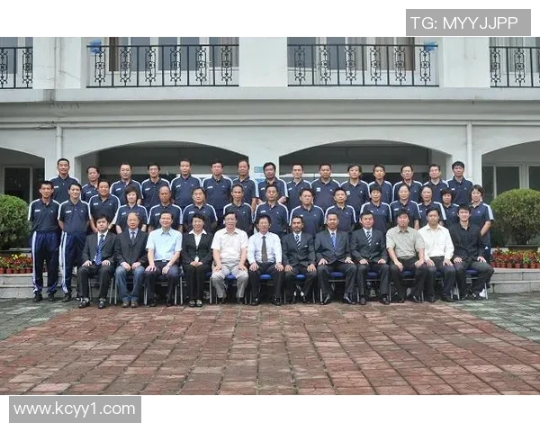 足球明星钟俊的辉煌职业生涯与成就简介